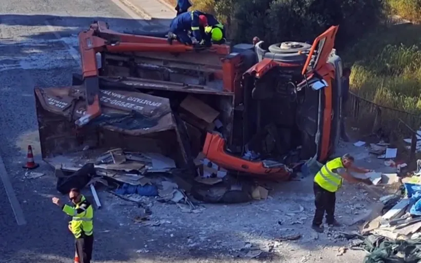 Ανατροπή φορτηγού στη Βουλιαγμένης: Τεράστιες ουρές