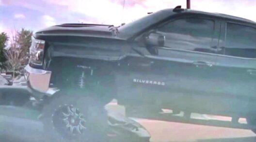 Φορτηγάκι «ισοπεδώνει» Λαμποργκίνι σε πάρκινγκ ΒΙΝΤΕΟ