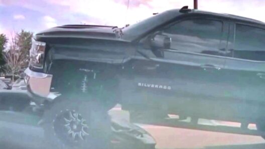 Φορτηγάκι «ισοπεδώνει» Λαμποργκίνι σε πάρκινγκ ΒΙΝΤΕΟ