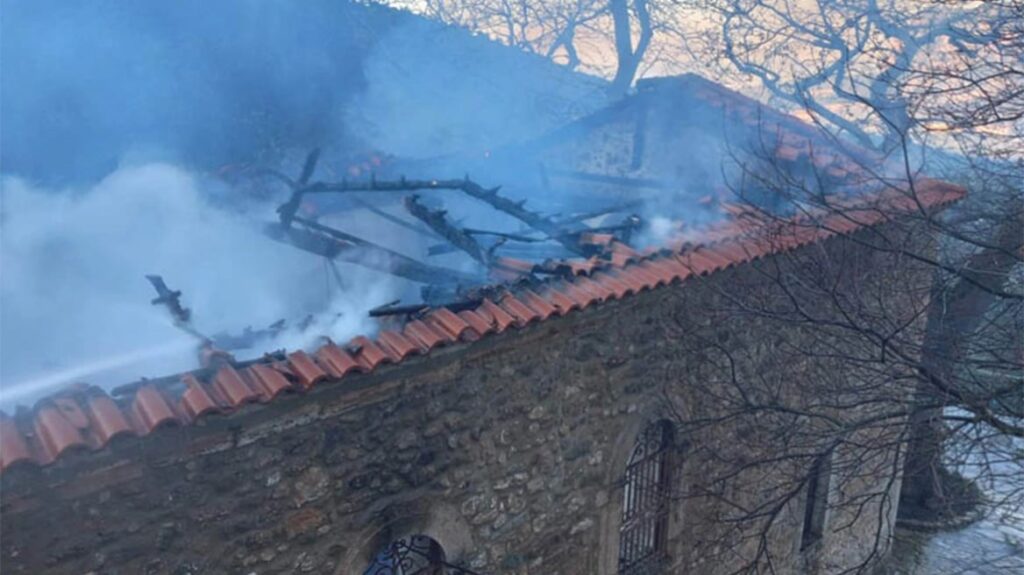 Αχαΐα: Πώς κάηκε ολοσχερώς η εκκλησία της Παναγίας στα ορεινά της Αιγείρας ΦΩΤΟ