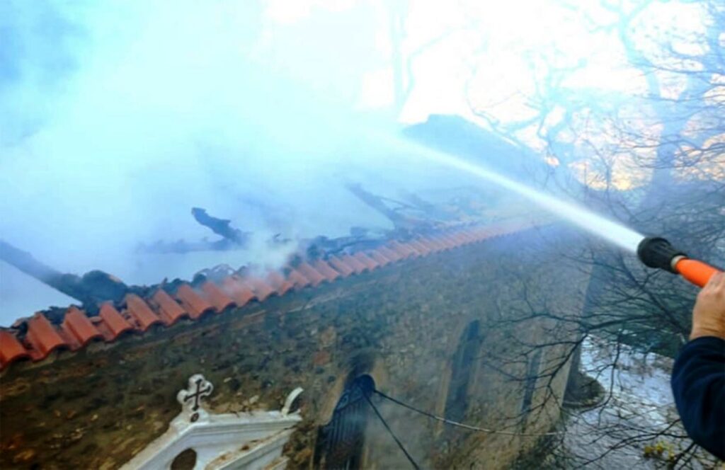 Αχαΐα: Πώς κάηκε ολοσχερώς η εκκλησία της Παναγίας στα ορεινά της Αιγείρας ΦΩΤΟ