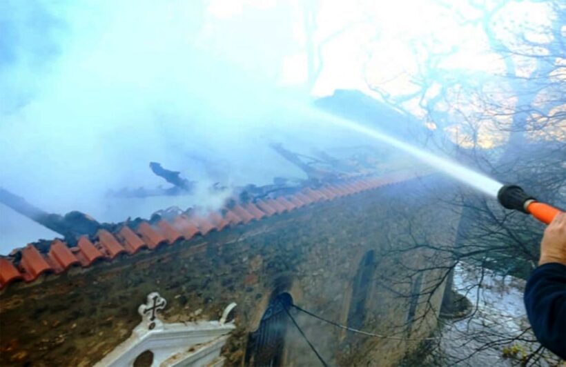 Αχαΐα: Πώς κάηκε ολοσχερώς η εκκλησία της Παναγίας στα ορεινά της Αιγείρας ΦΩΤΟ