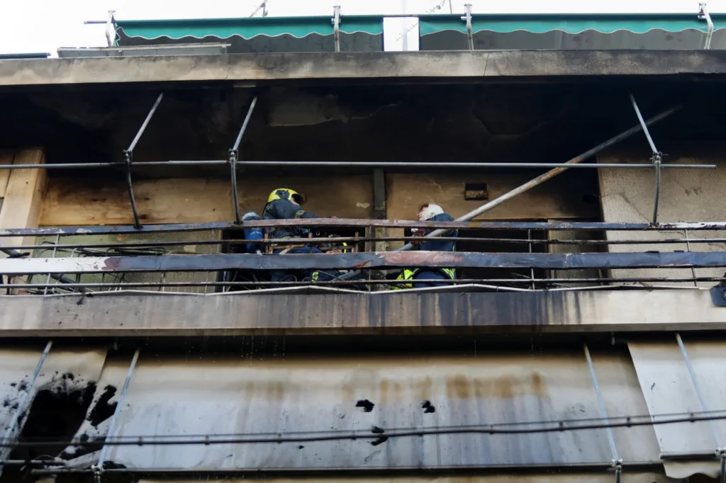 Τι ερευνούν οι Αρχές για τη φωτιά με δύο νεκρούς στον Κολωνό ΦΩΤΟ