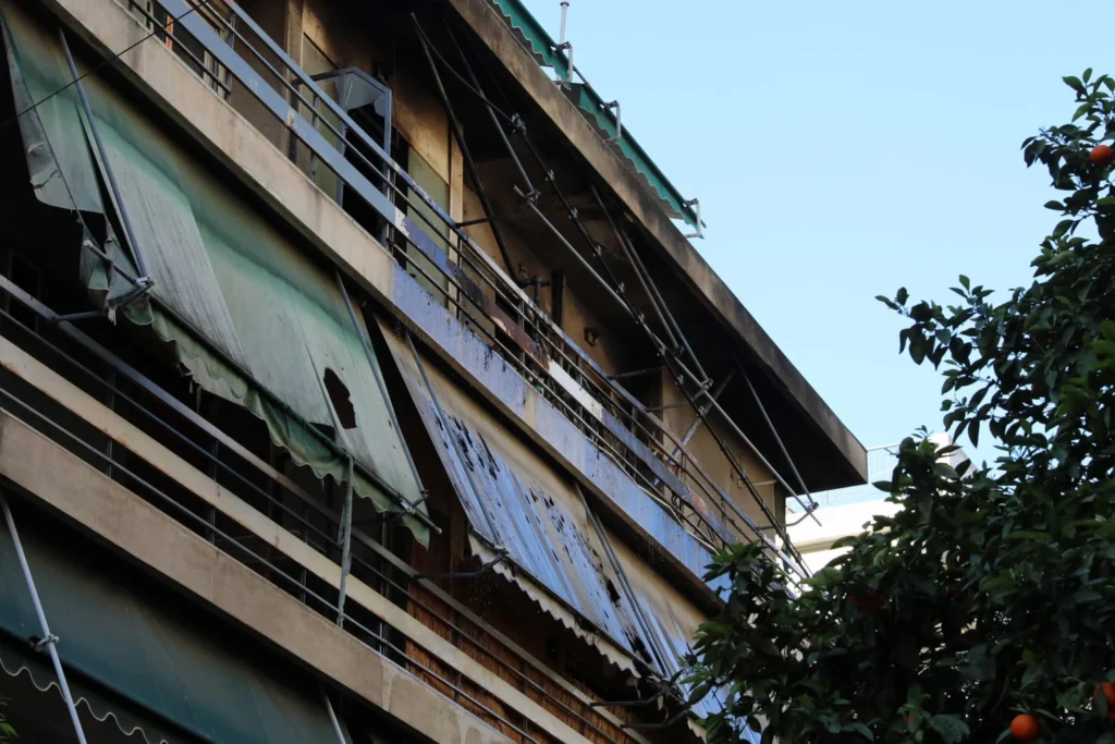 Τι ερευνούν οι Αρχές για τη φωτιά με δύο νεκρούς στον Κολωνό ΦΩΤΟ