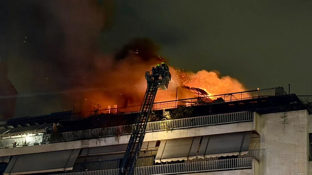 Φωτιά σε διαμέρισμα στη Νέα Σμύρνη, αγνοείτα ένοικος ΦΩΤΟ - ΒΙΝΤΕΟ
