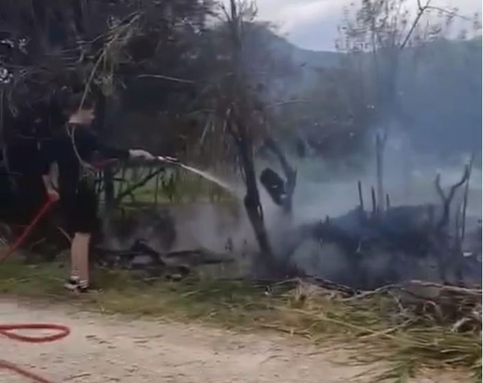 Πάτρα: Φωτιά σε ξερόχορτα, οι φλόγες απείλησαν σπίτια στο Μπεγουλάκι ΦΩΤΟ 25 Πάτρα: Φωτιά σε ξερόχορτα, οι φλόγες απείλησαν σπίτια στο Μπεγουλάκι ΦΩΤΟ