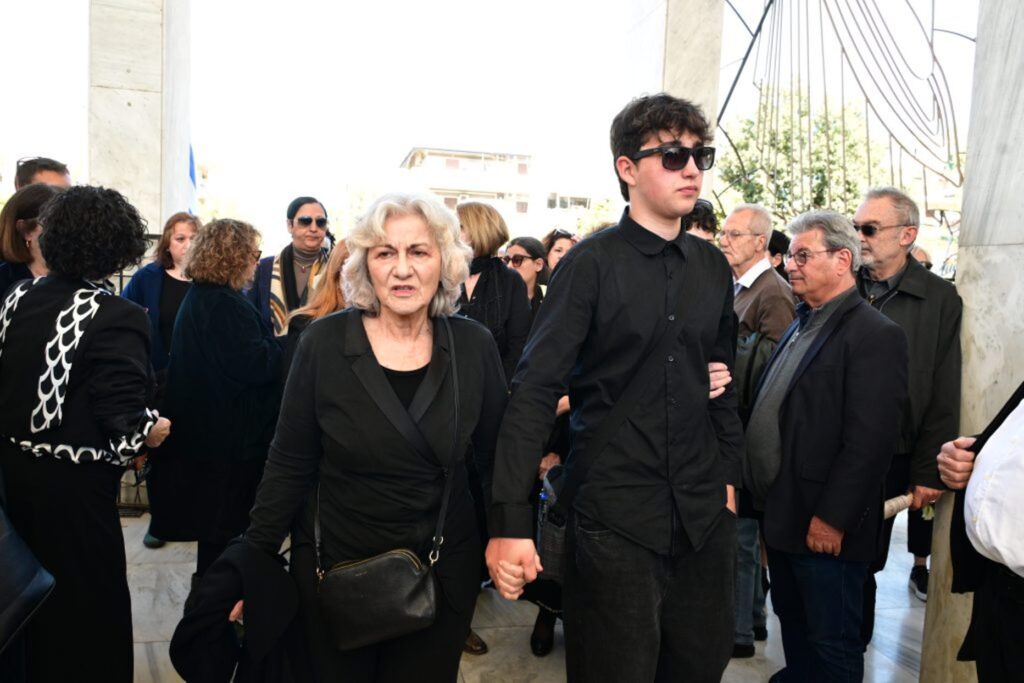 Το «αντίο» στον Βασίλη Ρίζο - Συντετριμμένη η Θεανώ Φωτίου στην κηδεία του γιού της ΦΩΤΟ - ΒΙΝΤΕΟ