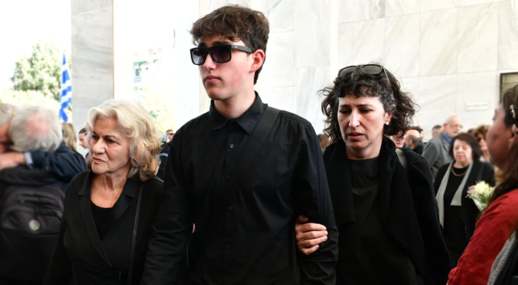 Η Θεανώ Φωτίου με τον εγγονός της και τη νύφη της