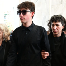 Η Θεανώ Φωτίου με τον εγγονός της και τη νύφη της