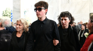 Η Θεανώ Φωτίου με τον εγγονός της και τη νύφη της