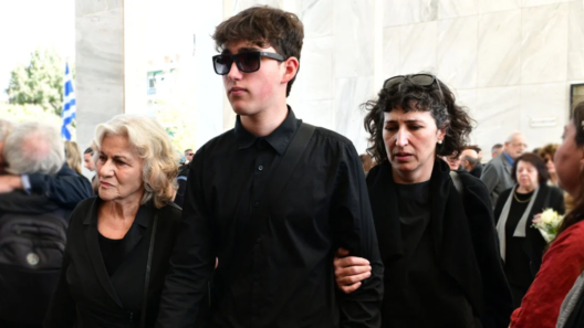 Η Θεανώ Φωτίου με τον εγγονός της και τη νύφη της