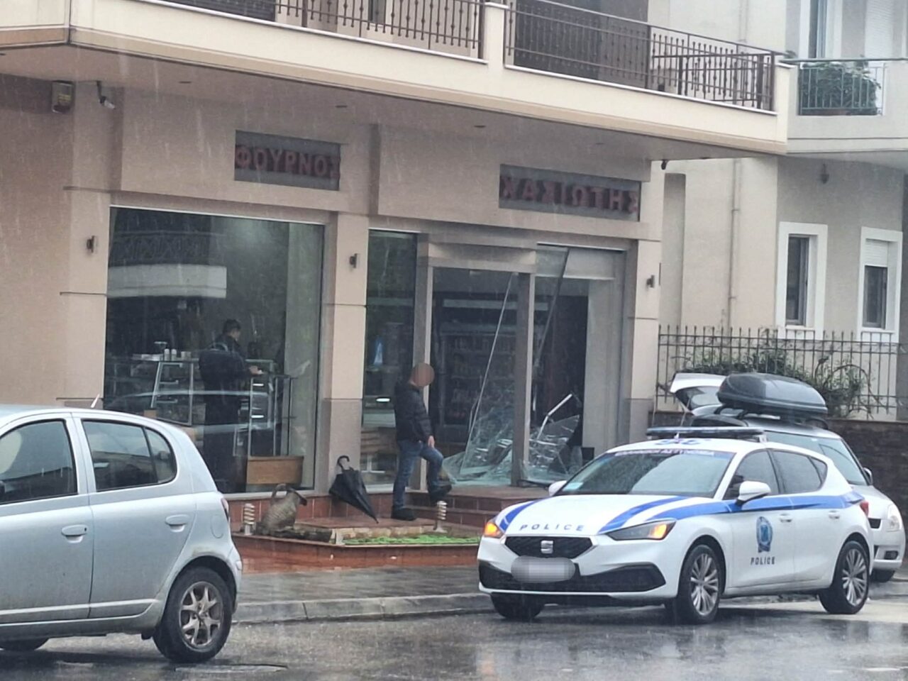 Αγρίνιο: Όχημα έπεσε σε φούρνο και έσπασε τη τζαμαρια ΒΙΝΤΕΟ ΦΩΤΟ