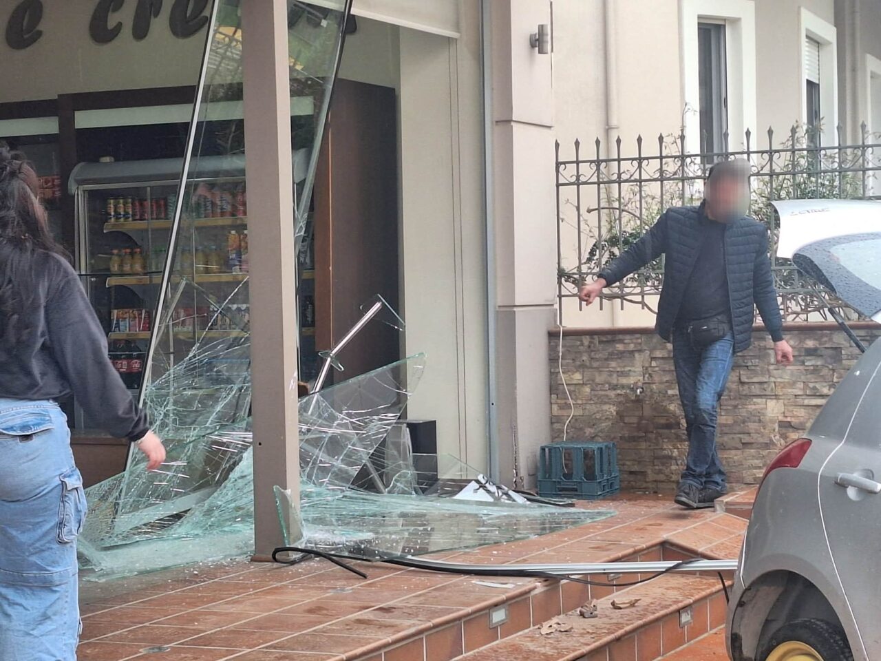 Αγρίνιο: Όχημα έπεσε σε φούρνο και έσπασε τη τζαμαρια ΒΙΝΤΕΟ ΦΩΤΟ 26 Αγρίνιο: Όχημα έπεσε σε φούρνο και έσπασε τη τζαμαρια ΒΙΝΤΕΟ ΦΩΤΟ