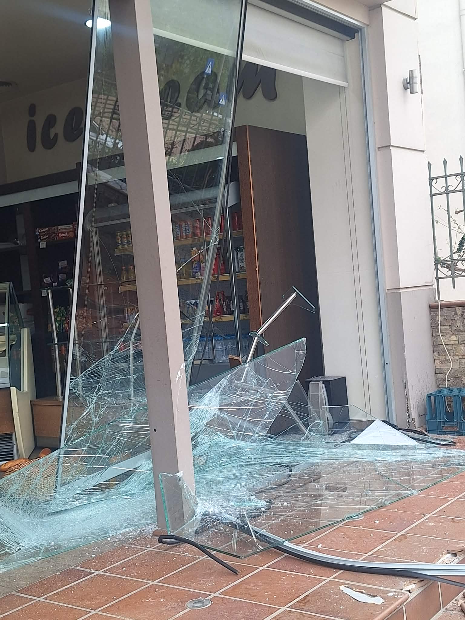 Αγρίνιο: Όχημα έπεσε σε φούρνο και έσπασε τη τζαμαρια ΒΙΝΤΕΟ ΦΩΤΟ 27 Αγρίνιο: Όχημα έπεσε σε φούρνο και έσπασε τη τζαμαρια ΒΙΝΤΕΟ ΦΩΤΟ