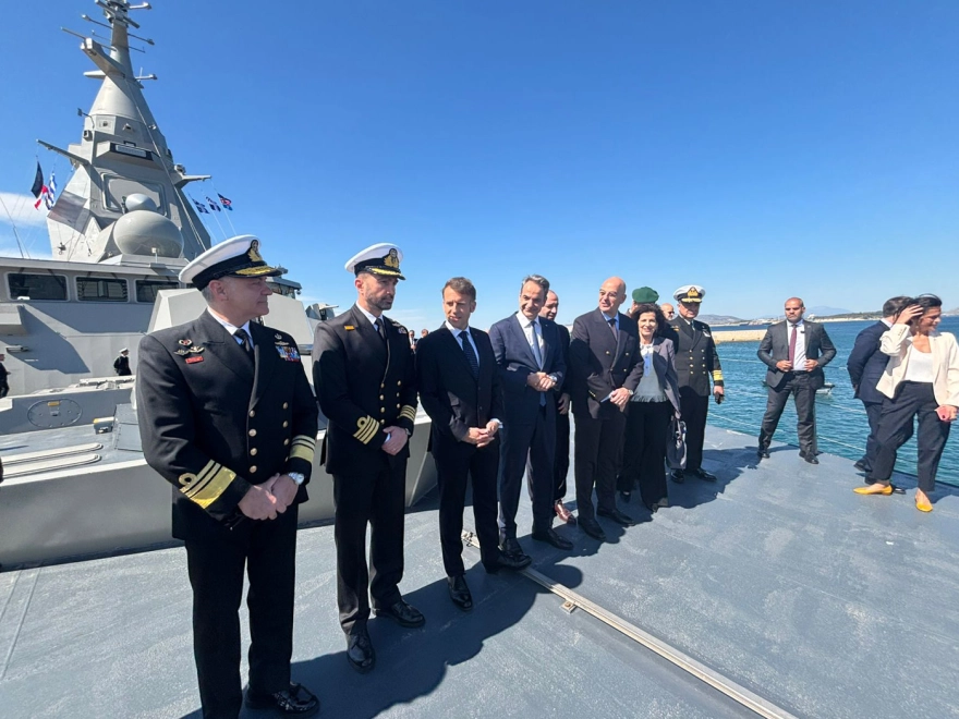 Πειραιάς: Μητσοτάκης και Μακρόν στη φρεγάτα «Κίμων» ΦΩΤΟ