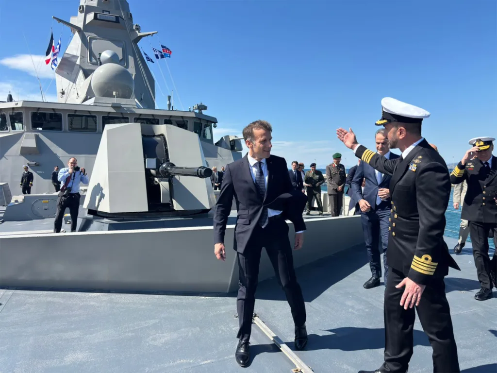 Πειραιάς: Μητσοτάκης και Μακρόν στη φρεγάτα «Κίμων» ΦΩΤΟ
