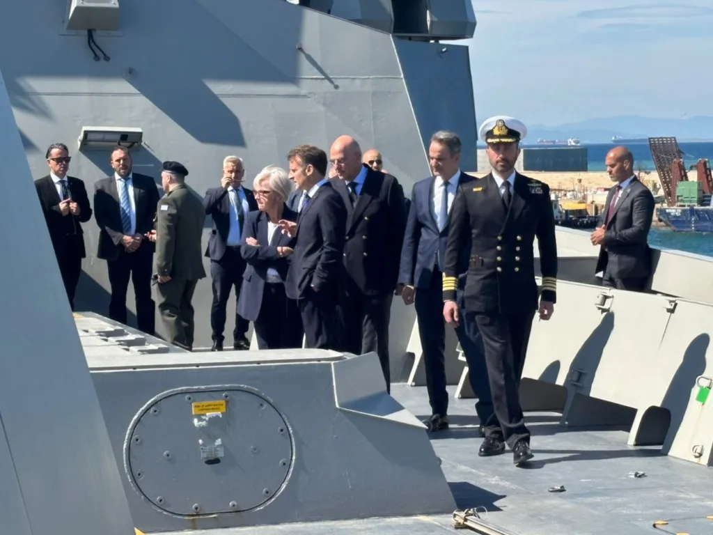 Πειραιάς: Μητσοτάκης και Μακρόν στη φρεγάτα «Κίμων» ΦΩΤΟ