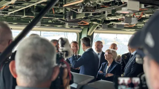 Πειραιάς: Μητσοτάκης και Μακρόν στη φρεγάτα «Κίμων» ΦΩΤΟ
