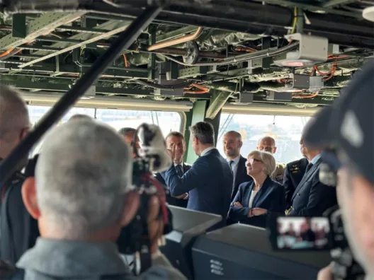 Πειραιάς: Μητσοτάκης και Μακρόν στη φρεγάτα «Κίμων» ΦΩΤΟ