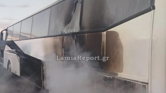 Καρδίτσα: Πανικός σε λεωφορείο με επιβάτες που έπιασε φωτιά ΒΙΝΤΕΟ-ΦΩΤΟ