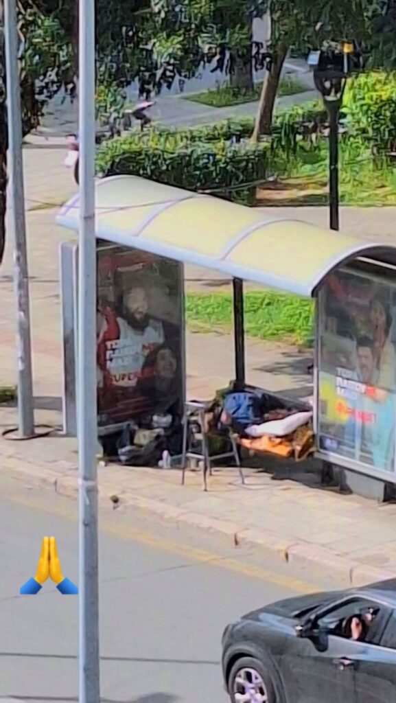 Πάτρα: Άστεγος έχει κάνει «σπίτι» του στάση στη Γούναρη – Η κραυγή αγωνίας και πώς να βοηθήσουμε