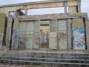 Αίγιο: Πρωτοφανές - Στα μπετά, ξεχασμένη, σχολική αίθουσα εκδηλώσεων εδώ και 30 χρόνια ΦΩΤΟ