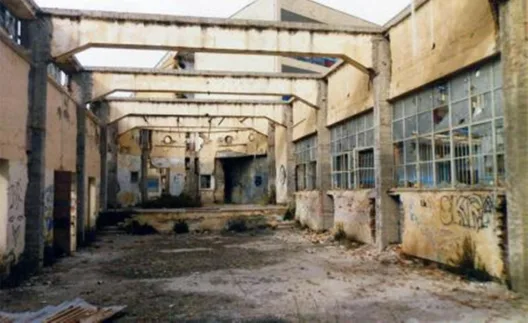 Αίγιο: Πρωτοφανές - Στα μπετά, ξεχασμένη, σχολική αίθουσα εκδηλώσεων εδώ και 30 χρόνια ΦΩΤΟ