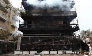 Μαρτυρίες - καταγγελίες για τη φωτιά στο Ίλιον που έκαψε μαγαζί και διαμερίσματα ΦΩΤΟ