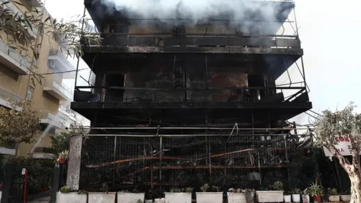 Μαρτυρίες - καταγγελίες για τη φωτιά στο Ίλιον που έκαψε μαγαζί και διαμερίσματα ΦΩΤΟ