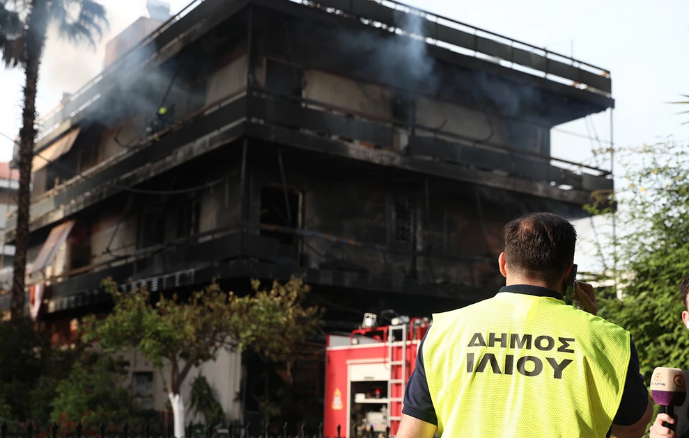 Μαρτυρίες - καταγγελίες για τη φωτιά στο Ίλιον που έκαψε μαγαζί και διαμερίσματα ΦΩΤΟ