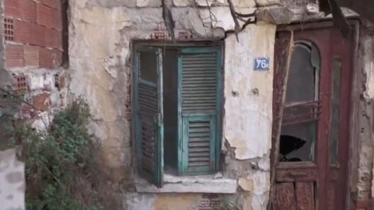 Πάτρα: Για 27 χρόνια νεοκλασικό κτίριο «φάντασμα» απειλεί πεζούς και οδηγούς ΦΩΤΟ