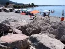 Αραχωβίτικα: Χάνεται ο δρόμος από τη θάλασσα ΦΩΤΟ