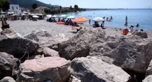 Αραχωβίτικα: Χάνεται ο δρόμος από τη θάλασσα ΦΩΤΟ