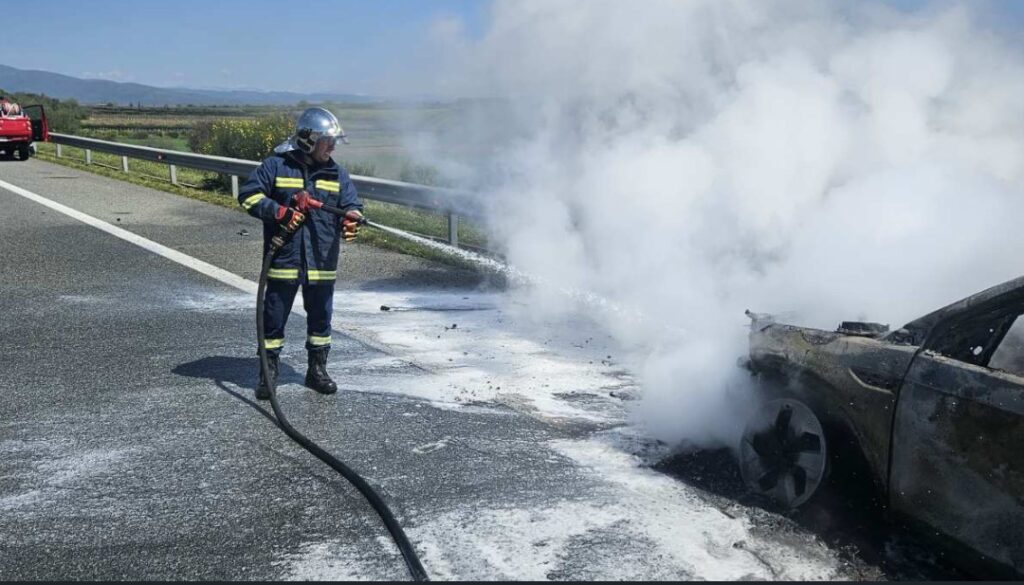 Ιόνια Οδός: Στις φλόγες αυτοκίνητο κοντά στο Αγρίνιο ΦΩΤΟ