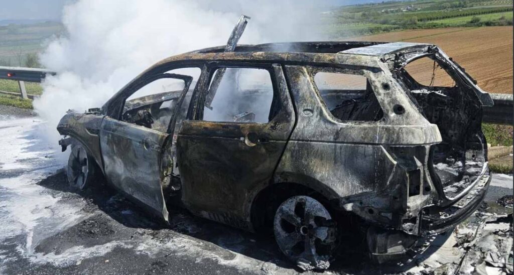 Ιόνια Οδός: Στις φλόγες αυτοκίνητο κοντά στο Αγρίνιο ΦΩΤΟ