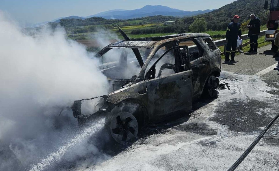 Ιόνια Οδός: Στις φλόγες αυτοκίνητο κοντά στο Αγρίνιο ΦΩΤΟ