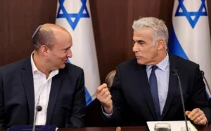 Πολιτικός «σεισμός» στο Ισραήλ: Μπένετ και Λαπίντ ενώνουν δυνάμεις για την ανατροπή Νετανιάχου