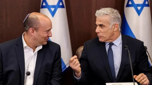 Πολιτικός «σεισμός» στο Ισραήλ: Μπένετ και Λαπίντ ενώνουν δυνάμεις για την ανατροπή Νετανιάχου