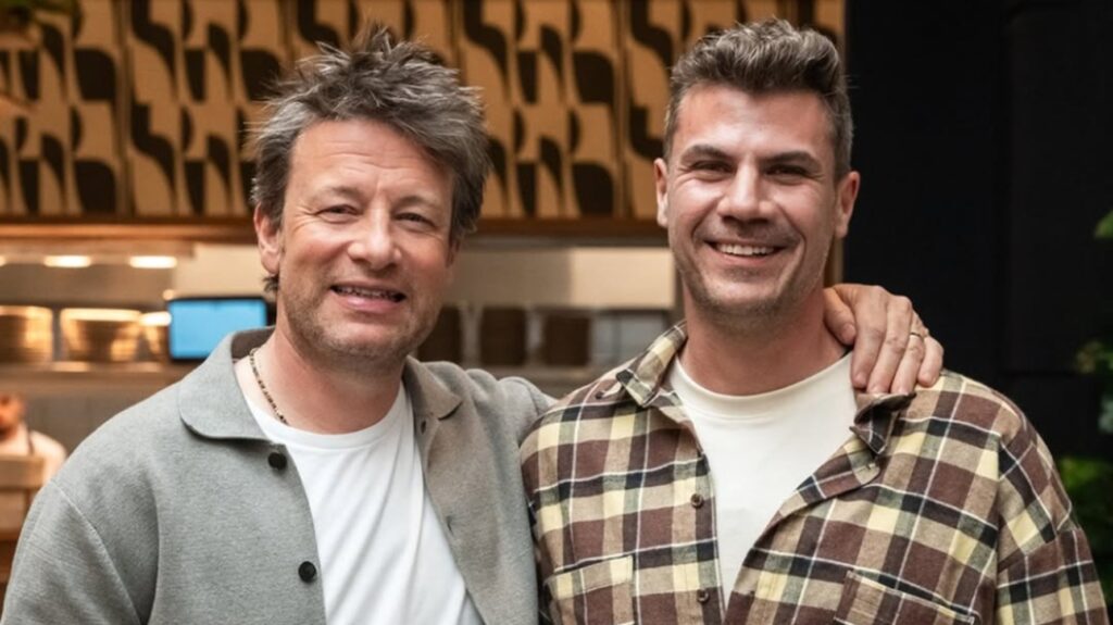 Με τον Τζέιμι Όλιβερ συναντήθηκε ο Άκης Πετρετζίκης - «Μείνετε συντονισμένοι» ΦΩΤΟ
