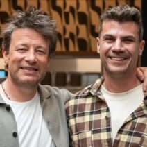 Με τον Τζέιμι Όλιβερ συναντήθηκε ο Άκης Πετρετζίκης - «Μείνετε συντονισμένοι» ΦΩΤΟ