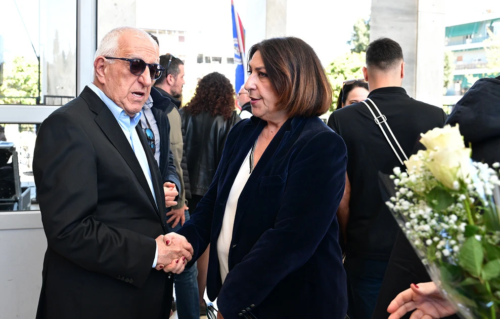 Το «αντίο» στον Βασίλη Ρίζο - Συντετριμμένη η Θεανώ Φωτίου στην κηδεία του γιού της ΦΩΤΟ - ΒΙΝΤΕΟ