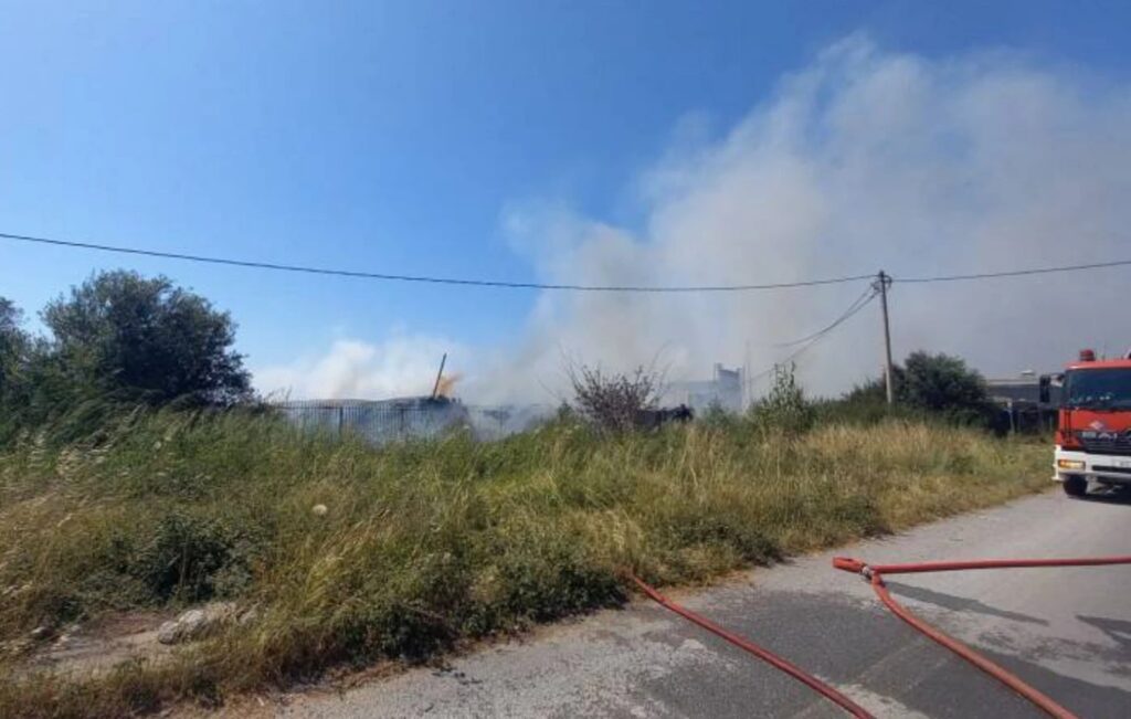 Καλαμάτα: Μεγάλη φωτιά σε επιχείρηση - Διακοπή κυκλοφορίας BINTEO