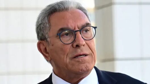 Τι λέει ο Βασίλης Καπερνάρος για τα γκαζάκια στο δικηγορικό του γραφείο