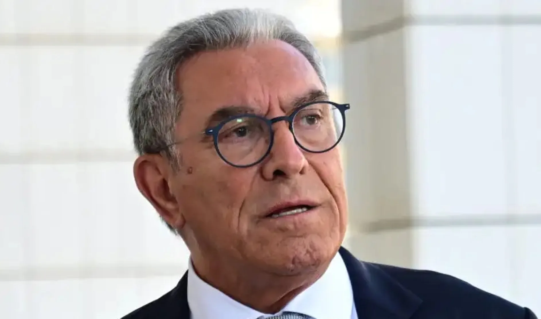 Τι λέει ο Βασίλης Καπερνάρος για τα γκαζάκια στο δικηγορικό του γραφείο