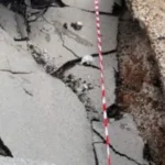 Υποχώρησε δρόμος, «βούλιαξε» φορτηγό στη Ζάκυνθο ΦΩΤΟ