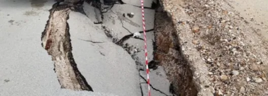 Υποχώρησε δρόμος, «βούλιαξε» φορτηγό στη Ζάκυνθο ΦΩΤΟ