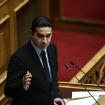 «Σκληρή κριτική για υποκλοπές και οικονομικά μέτρα – ναι σε συμβάσεις για τα κρατικά λαχεία, με διαφάνεια και εγγυήσεις»