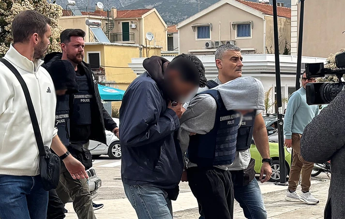 Θάνατος 19χρονης στην Κεφαλονιά: Με αλεξίσφαιρα γιλέκα στα Δικαστήρια οι τρεις κατηγορούμενοι ΦΩΤΟ - ΒΙΝΤΕΟ