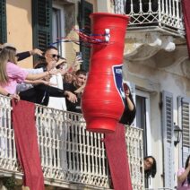 Κέρκυρα: Συναγερμός για κανάτα που έπεσε σε κεφάλι γυναίκας κατά το έθιμο των «Μπότηδων» 17 Κέρκυρα: Συναγερμός για κανάτα που έπεσε σε κεφάλι γυναίκας κατά το έθιμο των «Μπότηδων»