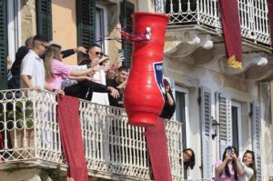 Κέρκυρα: Συναγερμός για κανάτα που έπεσε σε κεφάλι γυναίκας κατά το έθιμο των «Μπότηδων»